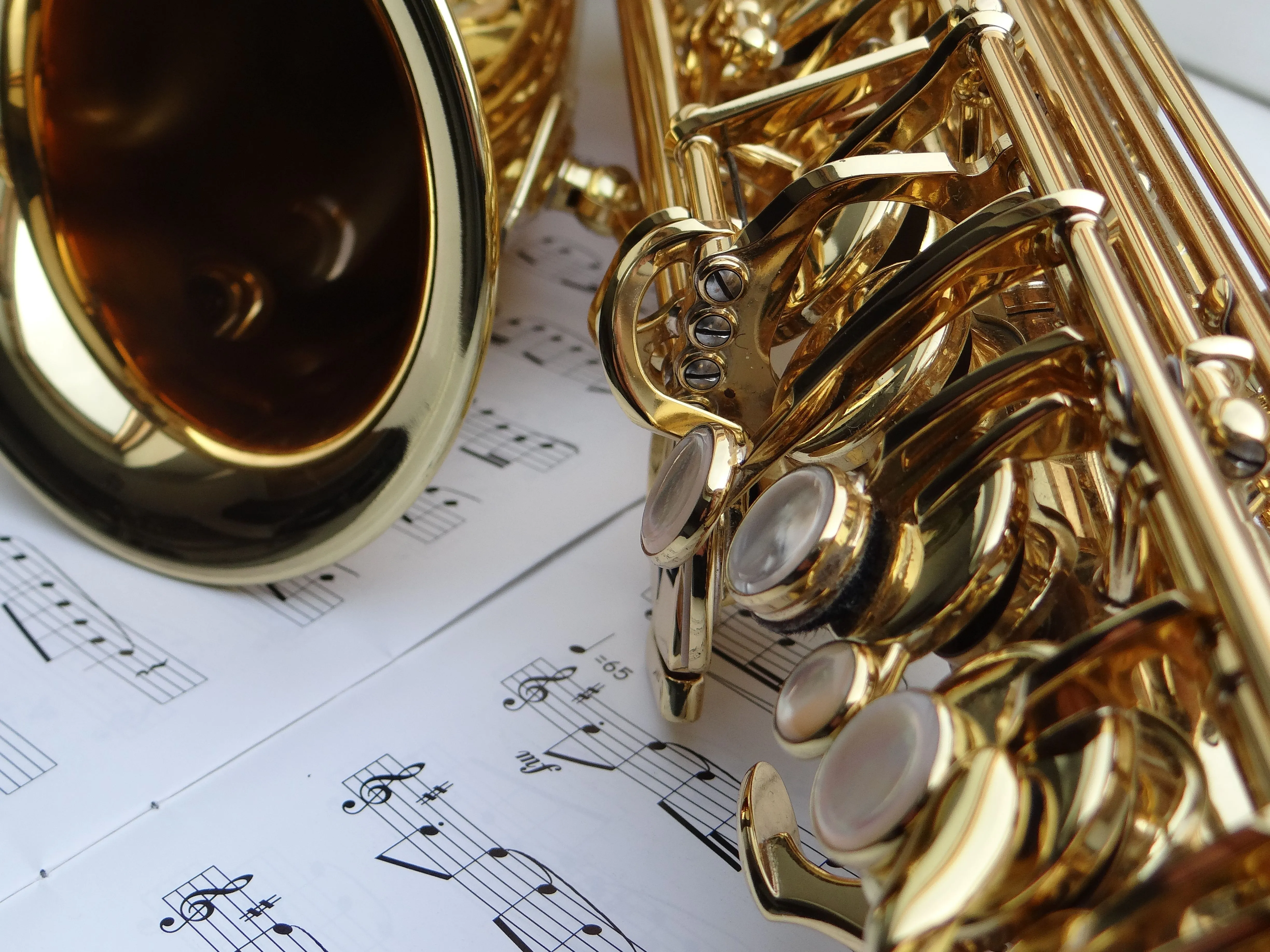 Trompettiste jouant du jazz en pleine performance